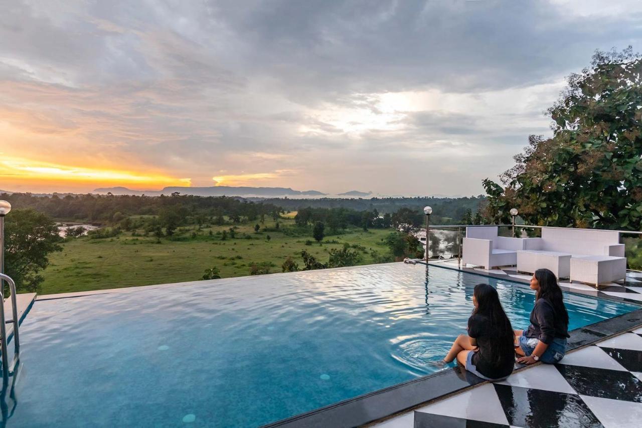 Stayvista'S Vine & Splash - Riverside Villa With An Infinity Pool And Indoor Games Karjat Exterior photo