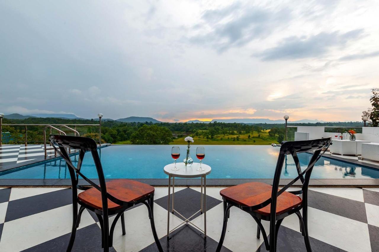 Stayvista'S Vine & Splash - Riverside Villa With An Infinity Pool And Indoor Games Karjat Exterior photo