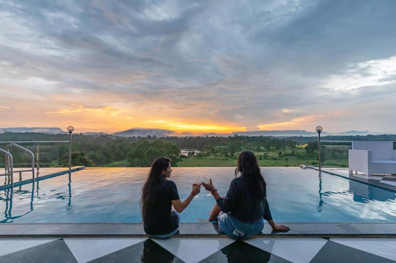 Stayvista'S Vine & Splash - Riverside Villa With An Infinity Pool And Indoor Games Karjat Exterior photo